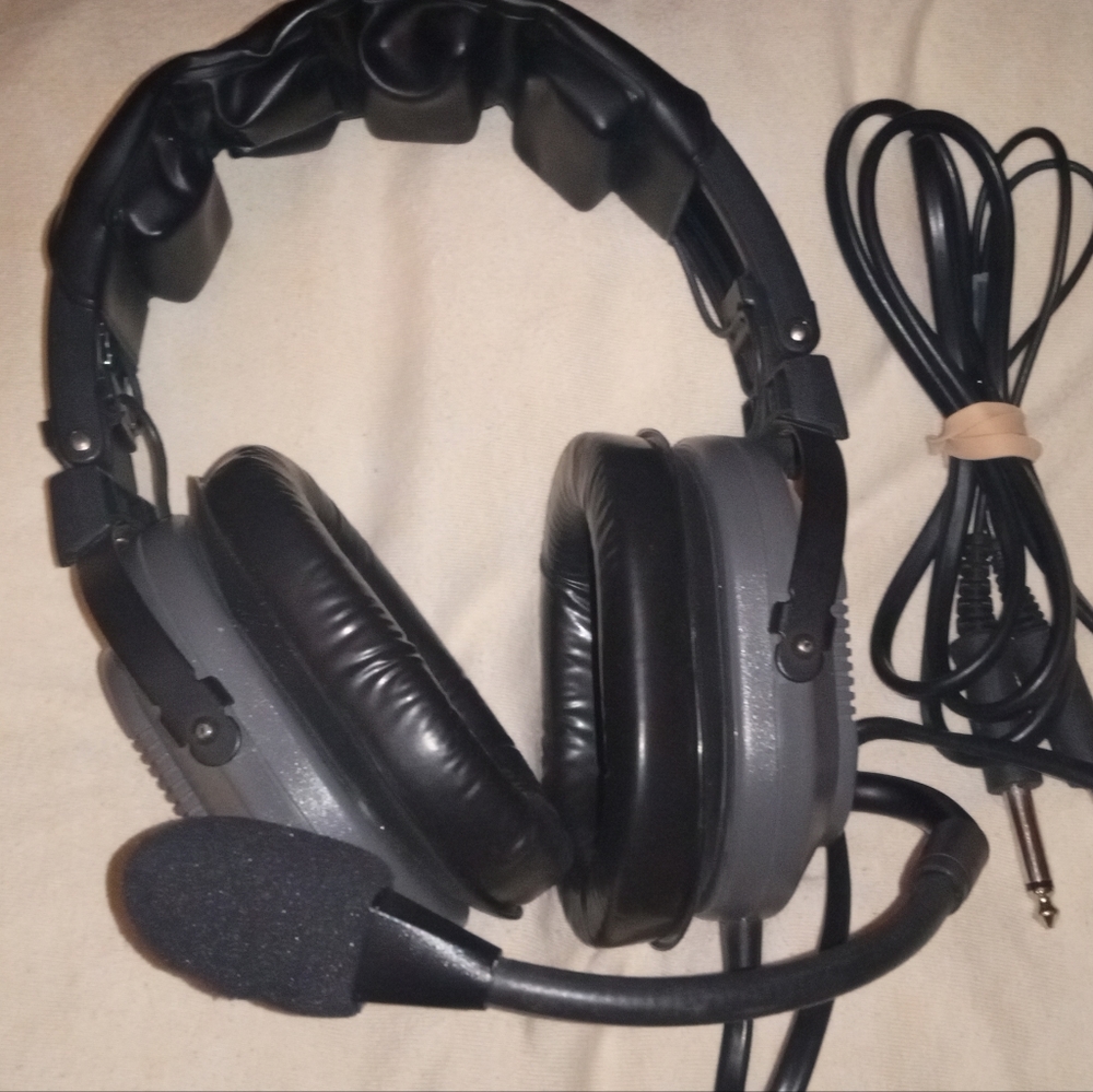 Aviation Headset - Picture 2 of 8